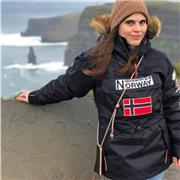 Me llamo Cristina tengo 29 años, tengo un grado superior de Educación Infantil y la Carrera de Magisterio Infantil. He estado viviendo dos años en Irlanda, y actualmente estoy dando clases de inglés a niños de 3,4 y 5 años. Enseñar es mi vocación